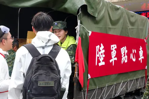 ▲國軍花蓮光復救災，陸軍出動點心車讓官兵補充能量。（圖／陸軍司令部提供）