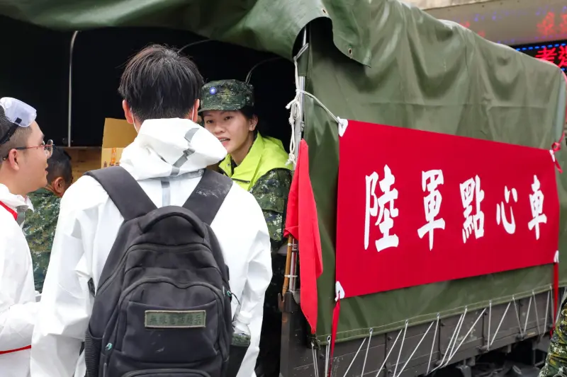 ▲國軍花蓮光復救災，陸軍出動點心車讓官兵補充能量。（圖／陸軍司令部提供）