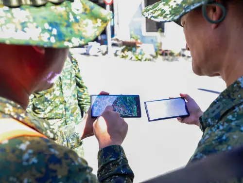 ▲花蓮光復鄉救災行動期間，救災前進指揮所運用部隊「覺知應用套件」（TAK）。（圖／陸軍司令部提供）