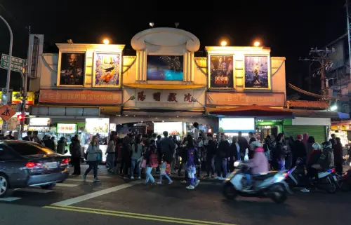 ▲1955年開業的陽明戲院曾是士林的精神指標與人潮聚集地，但在2019年歇業、2020年拆除。（圖／翻攝張哲生臉書）