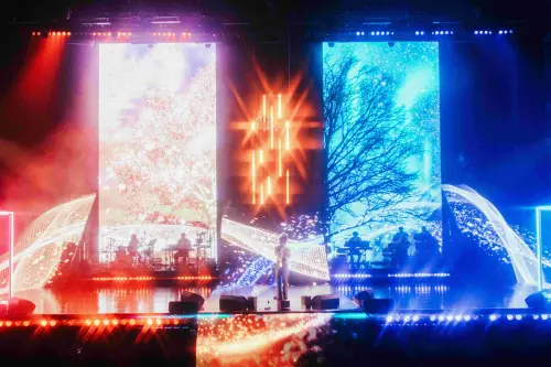 ▲盧廣仲（如圖）《傷心早餐店》演唱會一連在台北國際會議中心舉辦3場，舞台有如彩色的宇宙星空。（圖／寬宏藝術＆添翼文創提供）