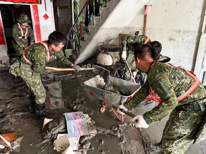 ▲國軍動員2500官兵把握時效協助花蓮災區復原。(圖/陸軍司令部提供)