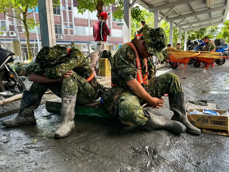 ▲國軍官兵投入花蓮光復鄉救災,把握時間休息,待命投入下一次任務。(圖/陸軍司令部提供)