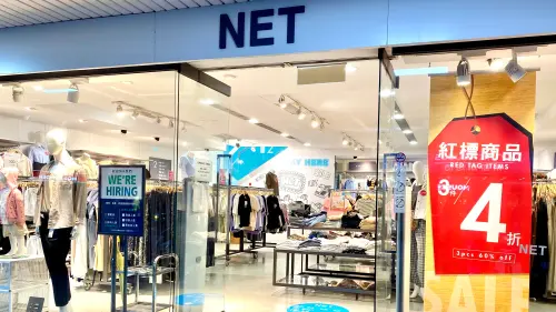 ▲不少30歲、40歲後的青壯年買衣習慣改變，不再只追求UNIQLO等大品牌，反而更偏愛高CP值的本土服飾NET。（圖／記者蕭涵云攝）