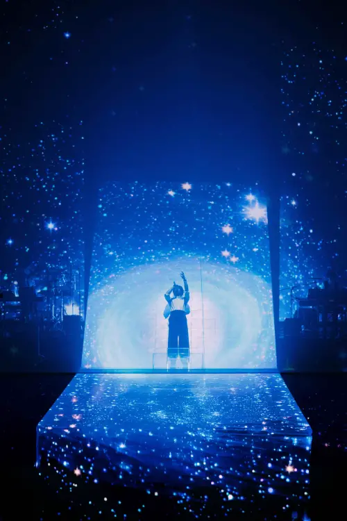 ▲盧廣仲（如圖）演唱會的舞台，有如宇宙星空。（圖／寬宏藝術＆添翼文創提供）