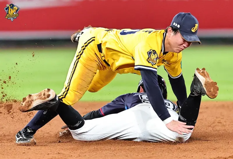 ▲中信兄弟捕手陳統恩第4局關鍵阻殺陳晨威，成為此役分水嶺。（圖／中信兄弟提供）