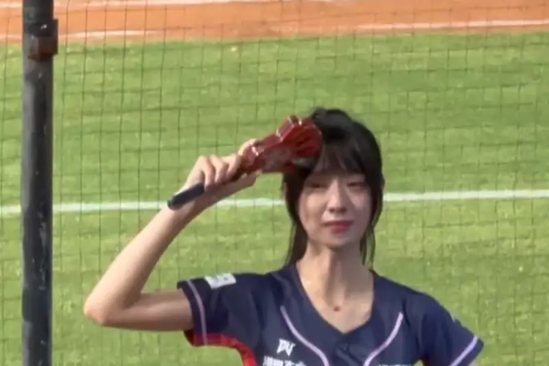 ▲樂天啦啦隊女神嘎琳因捲入富商小三爭議選擇退團，今日是她最後一次站上球場應援，邊跳邊哭讓球迷超不捨。（圖／讀者提供）