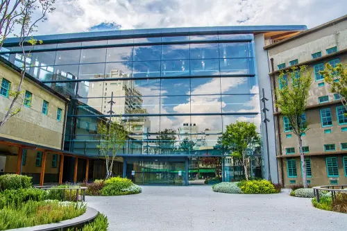 ▲嘉義市立博物館的外觀，可以看到現代風格的大量玻璃帷幕建築，又可以看到日治時期的特色建築相容在一起。（圖／嘉義美術館官網）