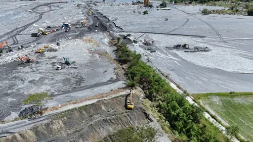▲水利署連夜搶險，成功疏導馬太鞍溪水改道。（圖／水利署）