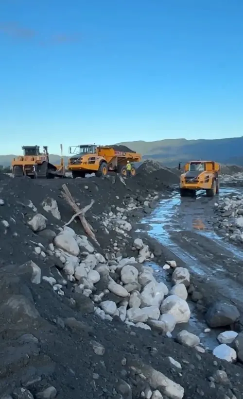 ▲水利署連夜搶險，成功疏導馬太鞍溪水改道。（圖／水利署）