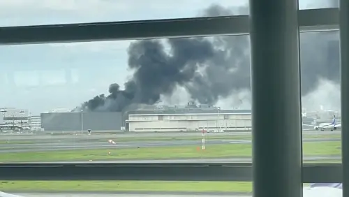 日本羽田機場驚傳火災！屋頂竄火舌、黑煙　逾30消防車急救火
