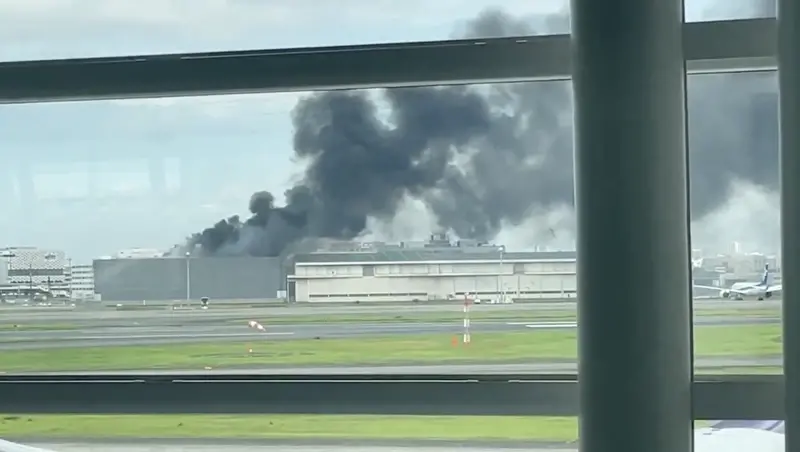 ▲日本東京羽田機場在今（29）日上午傳出火警，一棟正在拆除的建築物屋頂冒出濃濃黑煙。（圖／翻攝自X@2vhpy1）