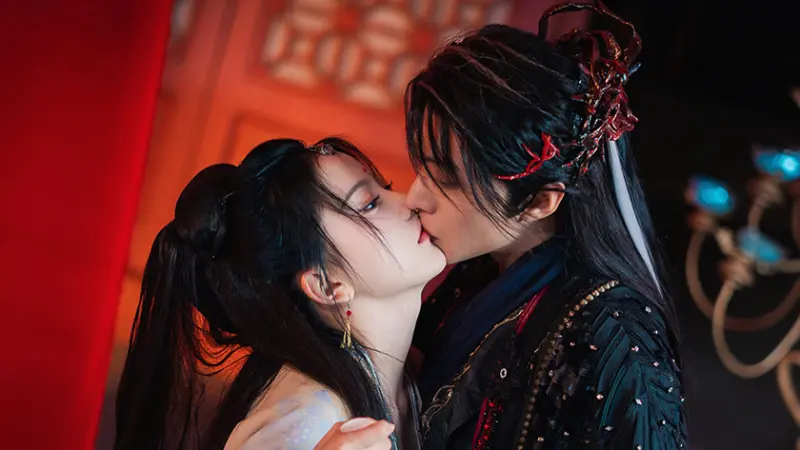 ▲28歲中國短劇導演李凱文在橫店驚傳因連日熬夜過勞猝逝，同事哀悼「下輩子再合作」，事件揭露短劇產業高壓拍攝工作常態釀悲劇，專家警告長期熬夜恐致心肌梗塞，呼籲改善勞動環境。（圖／示意圖／翻攝自微博）