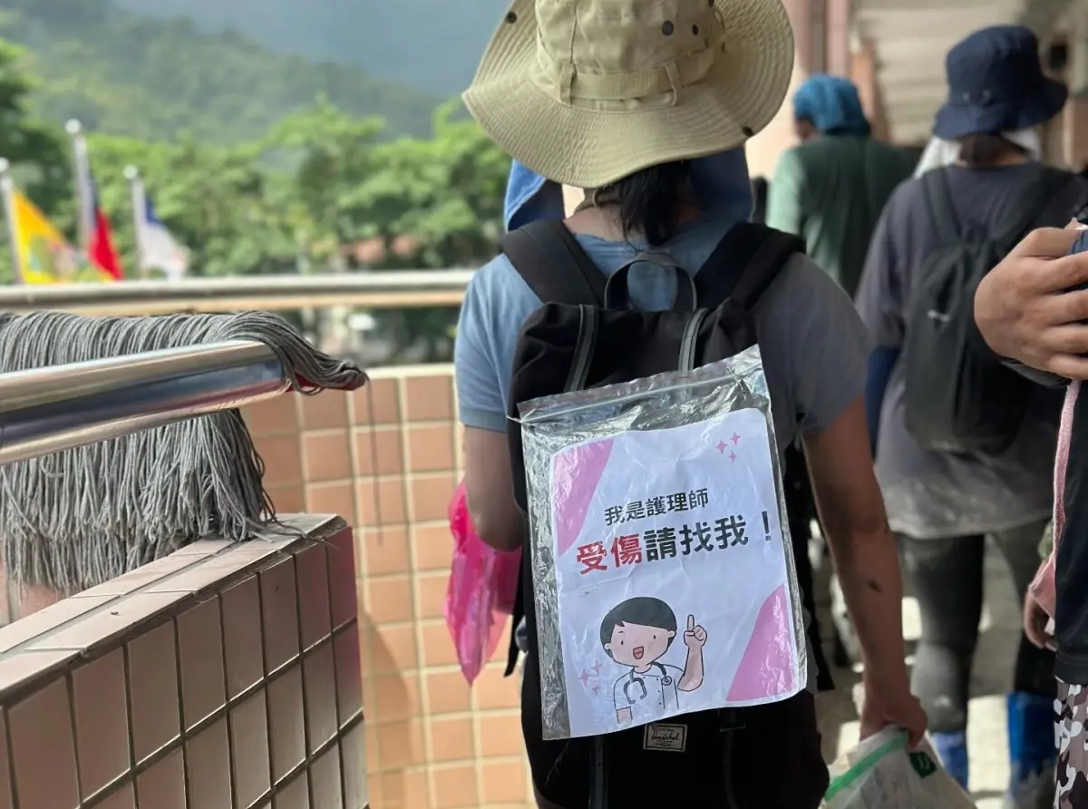 花蓮驚見行走天使！護理師「背後貼10字」挺進災區 畫面感動萬人