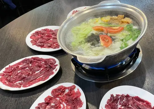 ▲「溫體牛肉」是指未經冷藏的牛肉，藉此避免冰晶破壞牛肉組織雨口感，但因不經急凍等過程，溫體牛肉相當講求實效性，必須儘快食用。（圖／Google評價）