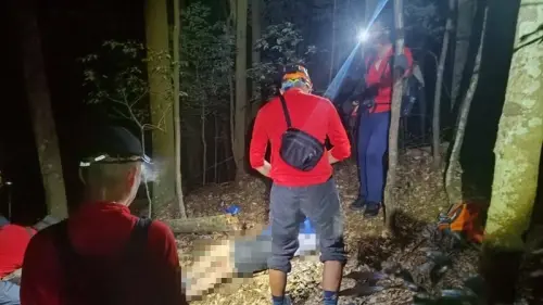 ▲熱愛登山的移民署南投專勤隊長邱國志，昨天（28號）獨攀八仙山竟意外猝逝，救難人員獲報趕抵現場救援，運送遺體。（圖／翻攝畫面）