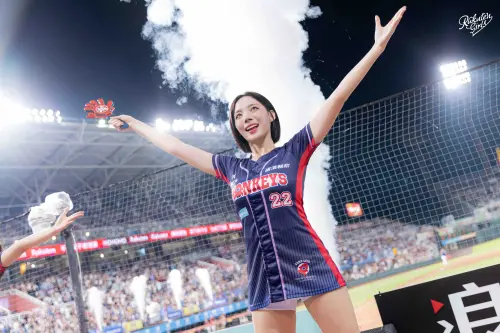 ▲河智媛近期在進行瘦身、節食，導致體力下降，特地再上場演出前吃一塊雞排才上台。（圖／樂天桃猿提供）