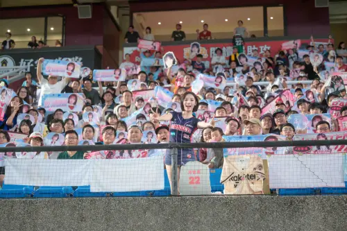 ▲河智媛初次體驗「香香專區」文化感到十分新奇，並且感謝粉絲們的支持。（圖／樂天桃猿提供）