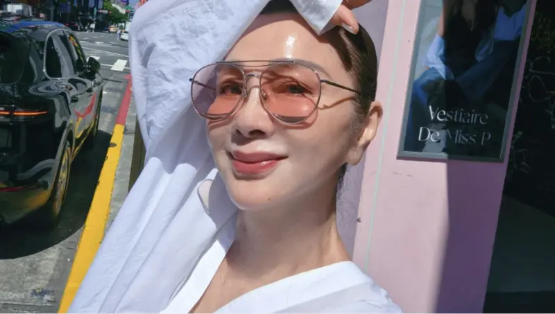 ▲現年69歲的女星陳美鳳（如圖）擁有魔鬼身材和精緻臉蛋，近日被捕捉於台北信義區坐上保時捷座車，其愛犬妞妞還坐在副駕駛座來接送，看得出陳美鳳與愛犬感情相當好。（圖／翻攝自陳美鳳臉書）