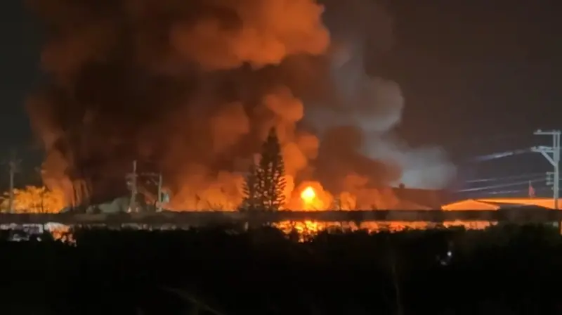 ▲台南仁德的壓克力公司昨（28）日晚間傳出大火，直到29日凌晨才撲滅，初估燃燒面積約1500平方公尺。（圖／翻攝畫面）
