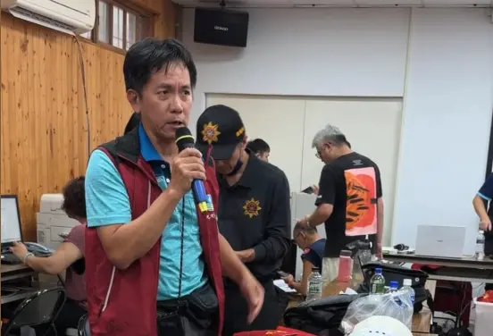 ▲第九河川局官員站起來報告「沒有潰堤」。（圖／翻攝自楊華美臉書）