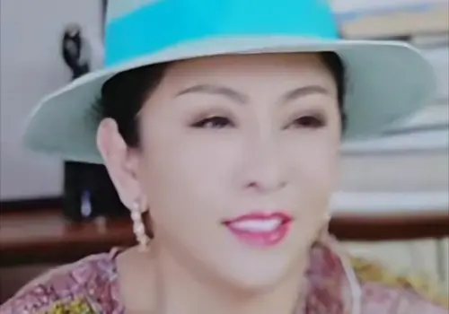 ▲向太親上火線，直播表示珠寶、豪宅都還在。（圖／翻攝自微博）