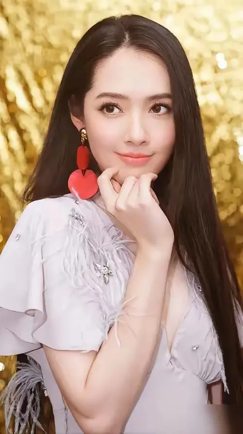 ▲不少網友調侃，即便向家窮困潦倒，向佐的妻子郭碧婷（如圖）也是「頂梁柱」。（圖／翻攝自微博）