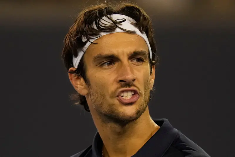 ▲穆塞蒂對陣法國選手裴里卡爾（Giovanni Mpetshi Perricard）的32強賽事中。在比賽第二盤搶七關鍵時刻，穆塞蒂疑似因觀眾咳嗽聲影響情緒，情緒失控下以義大利語說出：「該死的中國人，老是咳嗽，他們每三分鐘咳一次。」（圖／美聯社／達志影像）