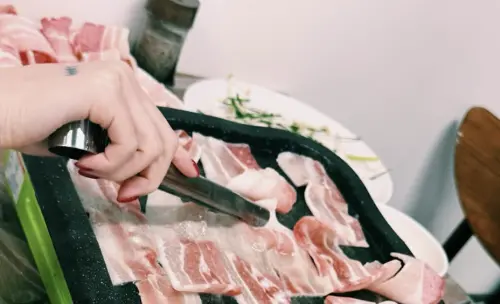 ▲有眼尖粉絲發現，圖片中手上刺青、指甲油，和i-dle前團員穗珍高度吻合。（圖／翻攝自IG yeh.shaa_）