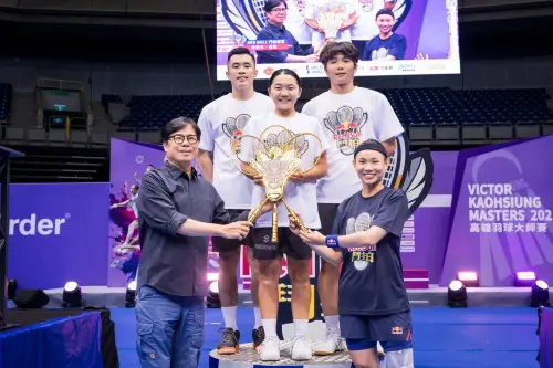 ▲ 市長陳其邁與世界羽球球后戴資穎共同出席觀賽「Red Bull 鬥拍」，並頒獎給冠軍隊伍「藏龍有。番茄」。（圖／高市府運發局提供）