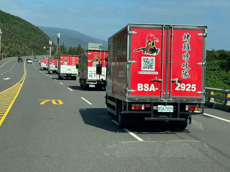▲今（29）日上午知名烤雞餐車隊「烤雞特攻隊」就啟程前往花蓮光復鄉，預計在傍晚烤出1500隻桶仔雞。（圖／烤雞特攻隊臉書）
