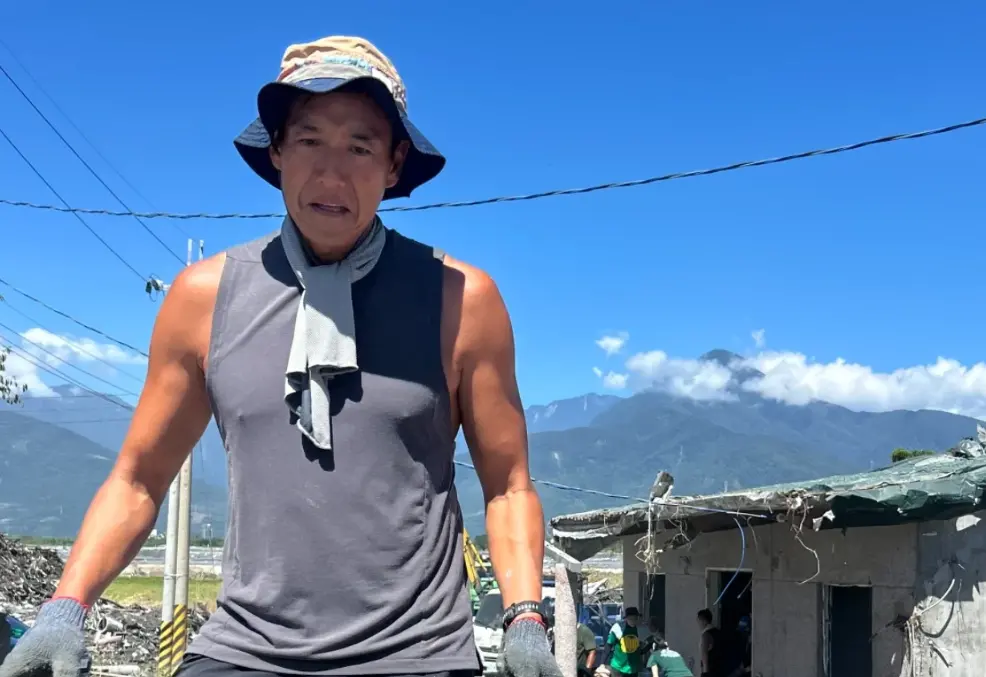 ▲演過《華燈初上》的日籍男星加賀美智久也到花蓮幫忙救災，親自推車清淤土，只是希望能有力出力，和志工一起團結幫助災民。（圖／加賀美智久IG@tomo_0612_）