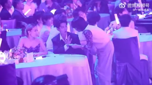 ▲肖戰（左二）在台下休息時，突有一名女子竄出想要簽名，可以看出肖戰有稍微嚇到。（圖／翻攝自微博）