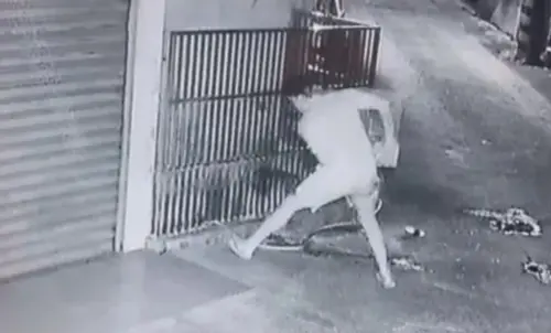 畫面曝光！屏東暴力男不滿鄰居狗常吠叫　隔著鐵籠持尖銳武器猛刺
