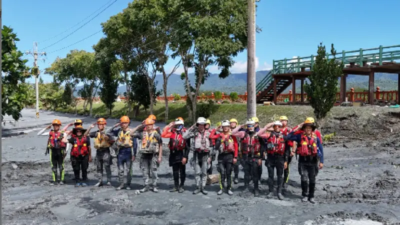 ▲樺加沙重創花蓮光復鄉，新北消防特搜七天不間斷努力搜救，誓言不放棄任何一條生命。（圖／新北消防局提供）