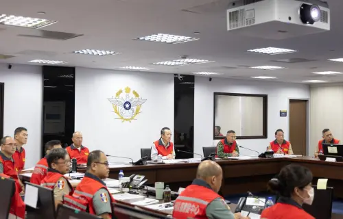 ▲國防部長顧立雄29日主持國防部災害應變中心管制會議。（圖／國防部提供）