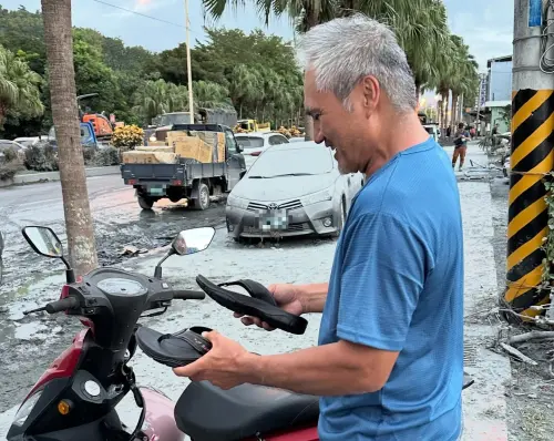 跑贏洪水的男人！花蓮帥阿公「靠拖鞋逃命」爆紅　收新鞋開心笑了
