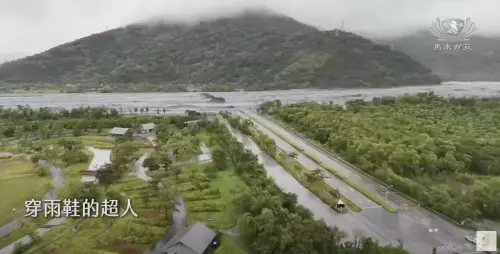 志工湧入花蓮！大馬作詞人創「穿雨鞋的超人」致敬：他們點亮黑夜

