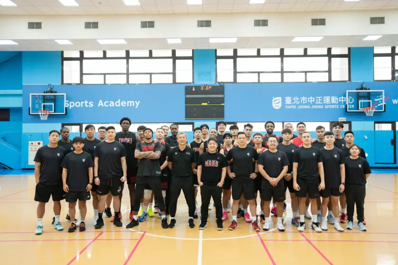 ▲台新戰神總經理林祐廷今（29）日受訪時透露，球隊今年在教練團與洋將陣容上大幅調整，力求融合「東、西方籃球思維」，打造屬於戰神的團隊文化。目前戰神制服組包含執行長、防護員等共14人，超完整、超大的團隊也為新賽季提供更完善的訓練系統。（圖／台北台新戰神提供）