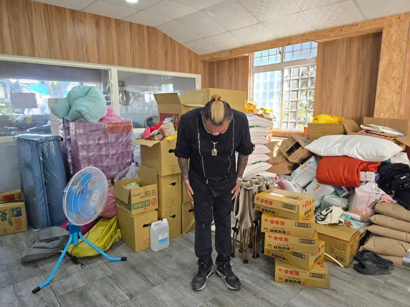 ▲賴彥汶主廚宣布，馬太鞍教會的義煮團服務至今（29）日晚餐為止，並鞠躬致謝：「感謝大家相信我！」（圖／賴彥汶臉書）