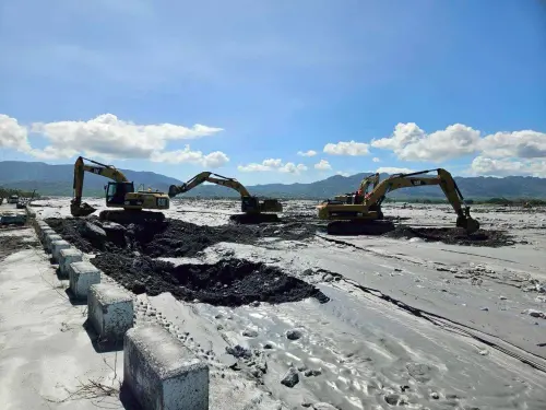 水患壓力解除！馬太鞍溢流溪水成功改道　目標2週內完成土堤築置
