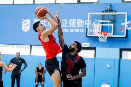 ▲從過去的「正中央出手點」微調到「旁邊一點點的位置」，雷蒙恩表示這樣讓他可以看到籃框了。（圖／台北台新戰神提供）