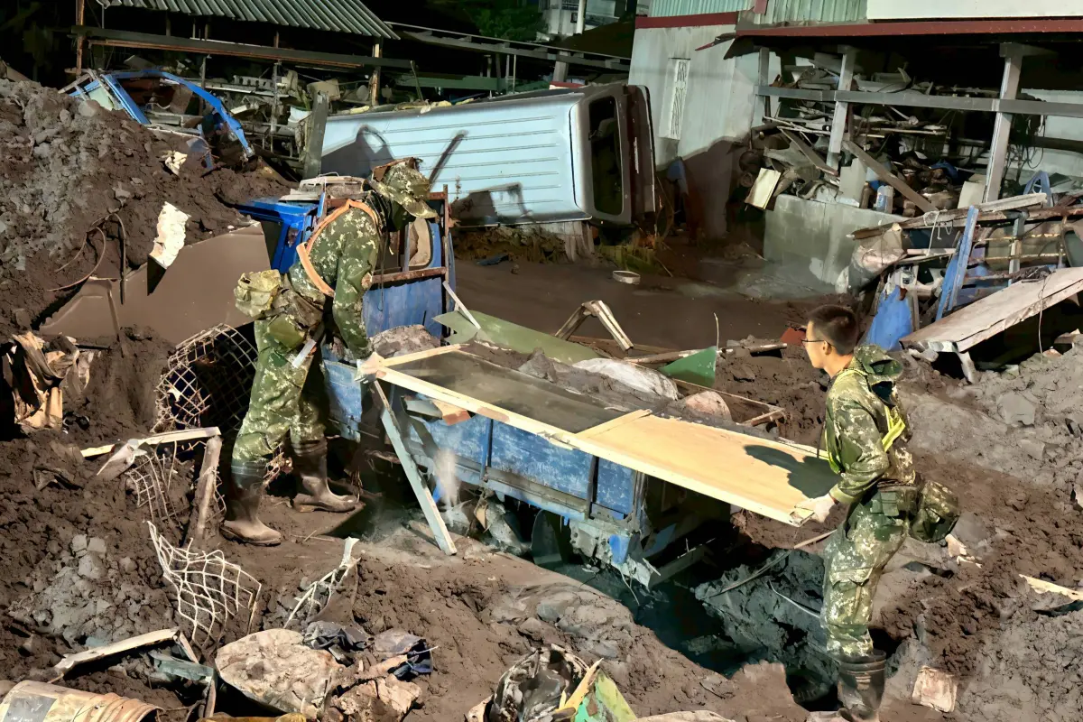 ▲第5作戰區夜間持續任務，見狀車輛陷入淤泥中，官兵合力將車上擺放之物品卸除。（圖／記者莊全成翻攝）