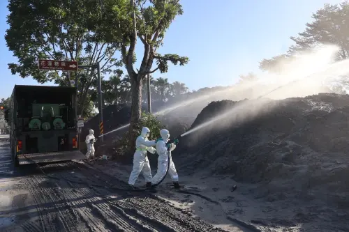 ▲第3作戰區33化兵群MD-105重型消毒車於淤泥暫存區域實施消毒作業。（圖／記者莊全成翻攝）