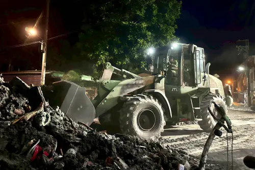 ▲第5作戰區官兵日以繼夜操作裝土機執行道路清淤作業。（圖／記者莊全成翻攝）