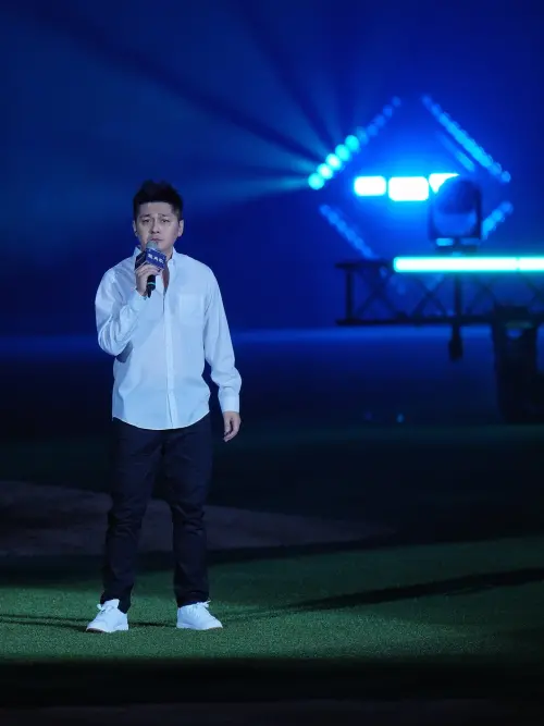 ▲小白在今年8月時在臺北大巨蛋賽後的演出表演中，再度模仿劉德華。（圖／翻攝自臉書吳小白的伍肆叁 ）