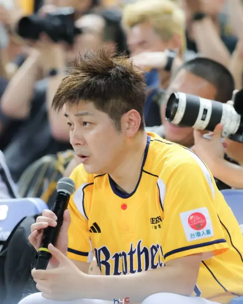 ▲小白是中華職棒代表性的傳奇應援團長之一，就連國際賽也時常看到他的身影。（圖／翻攝自臉書吳小白的伍肆叁 ）