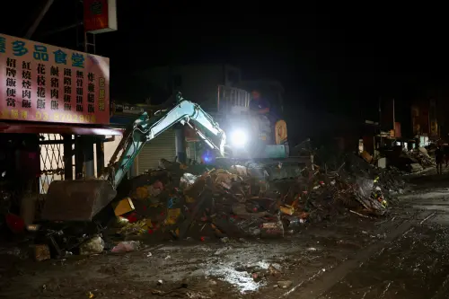 修復花蓮光復24小時不停歇！「機器超人」深夜上工清淤
