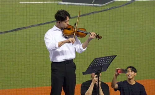 ▲台鋼雄鷹球星曾子祐在大巨蛋演奏小提琴，引發全場球迷歡呼。（圖／記者陳云茹攝）