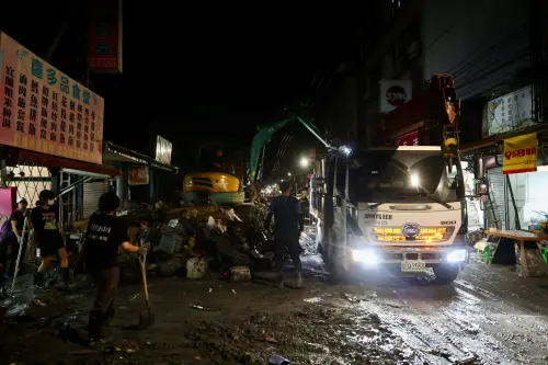 ▲修復光復鄉24小時不停歇，等鏟子超人回家休息後，晚間6點後，由機器超人上工清運街道上的淤泥。（圖／讀者提供）